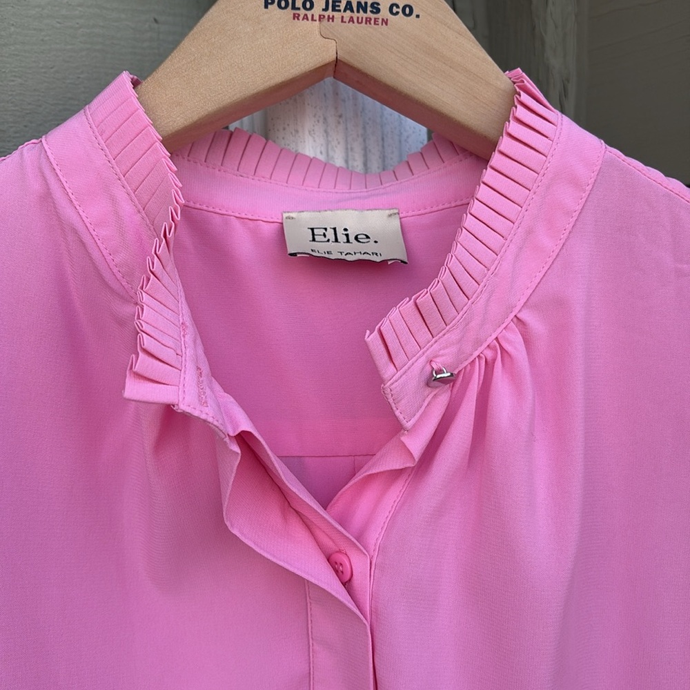 Elie Tahari Barbie Pink Sleeveless Ruffle Blouse No Sz tag fits like a S.